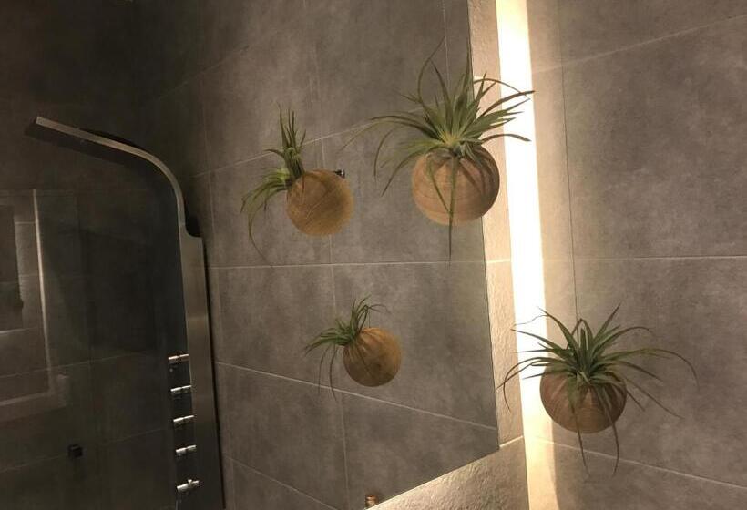 سوئیت با چشم‌انداز دریا و هیدروماساژ, Palms And Spas Villas Retreat