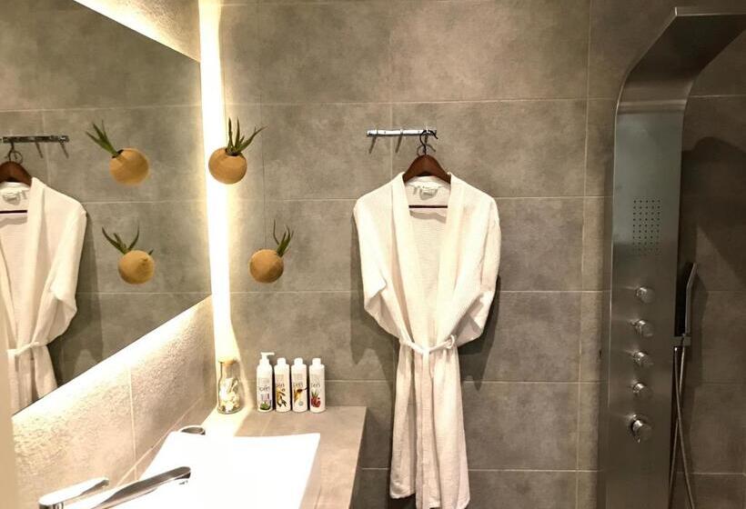 سوئیت با چشم‌انداز دریا و هیدروماساژ, Palms And Spas Villas Retreat