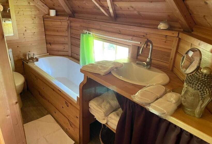 اتاق استاندارد با وان آب گرم, Aux Murmures De La Nature B&b