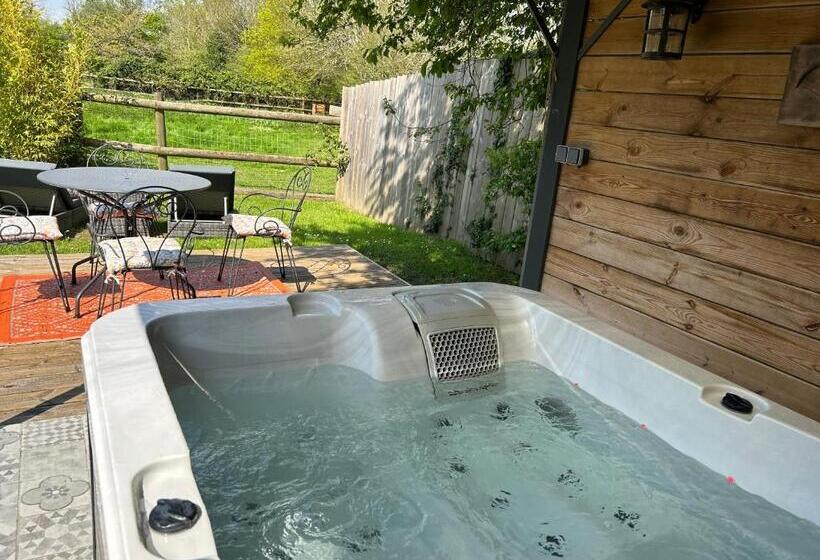 اتاق استاندارد با وان آب گرم, Aux Murmures De La Nature B&b