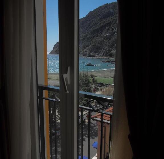 اتاق اساندارد با چشم‌انداز جانبی به دریا, La Spiaggia