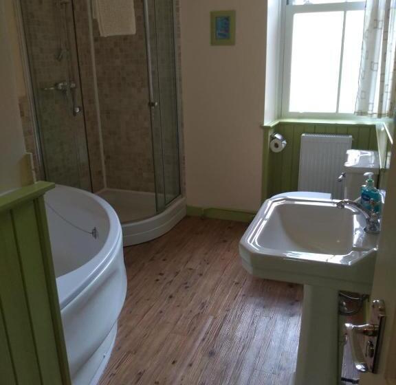 اتاق لوکس با تخت بزرگ, Tirionfa Guest House