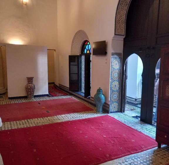 اتاق لوکس با تخت بزرگ, Palais Alfirdaous Medina