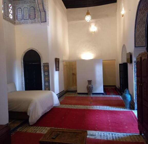 اتاق لوکس با تخت بزرگ, Palais Alfirdaous Medina
