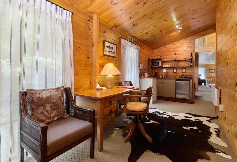 اتاق پرمیوم, Koura Lodge