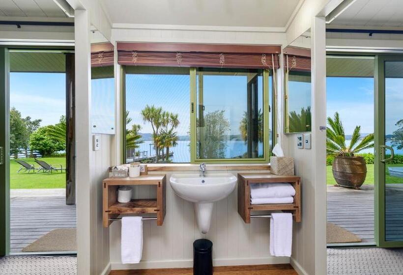 اتاق پرمیوم, Koura Lodge