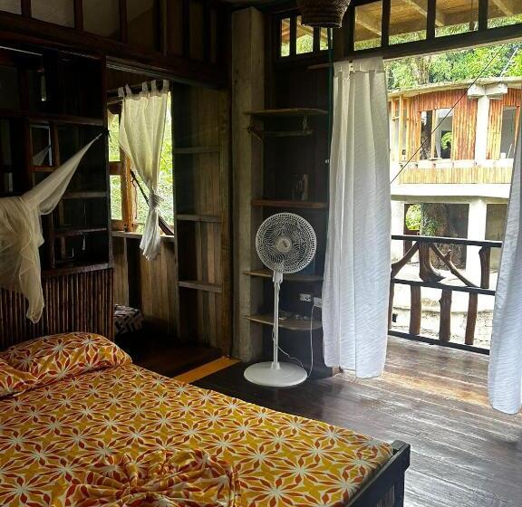 اتاق استاندارد چهار تخته, Utria Hostel