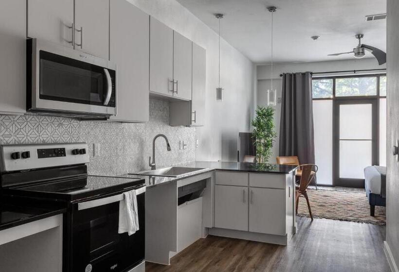 استودیوی استاندارد, Locale South Congress  Austin