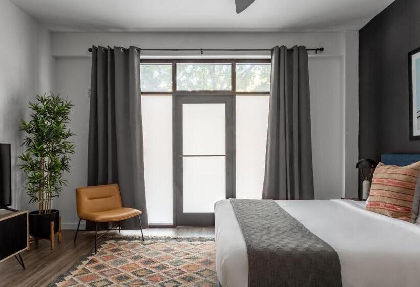 استودیوی استاندارد, Locale South Congress  Austin
