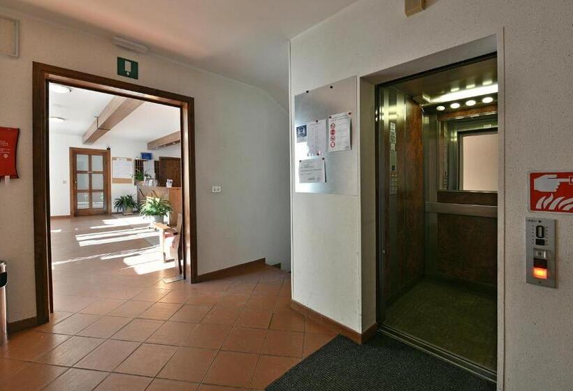 استودیوی استاندارد, Residence Casa Metz Hrg
