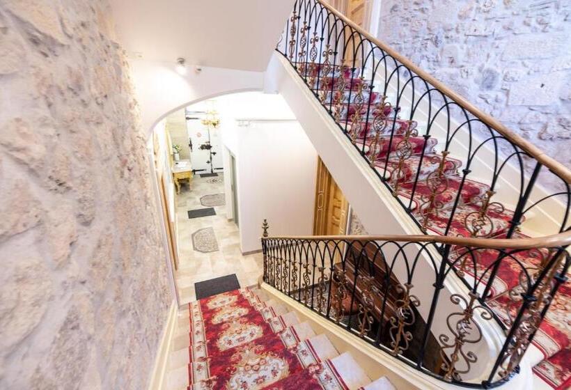 استودیو خانوادگی, Studio Du Maire Maison De L église Du Couvent