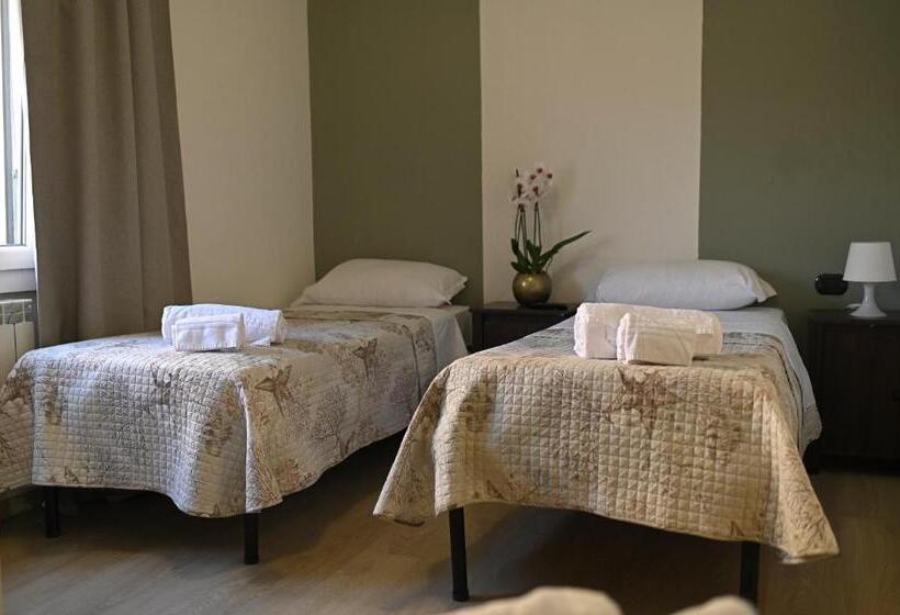 Economy Quadruple Room, La Gloria Rho