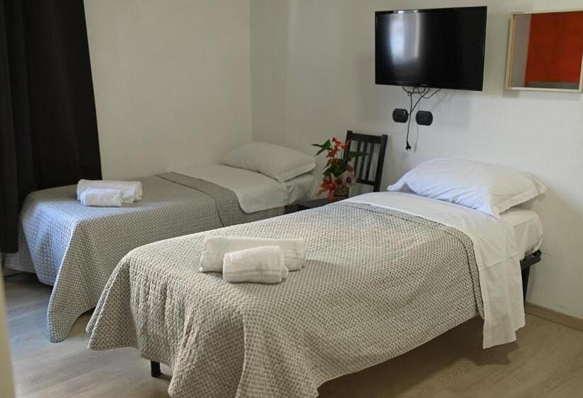 Economy Quadruple Room, La Gloria Rho