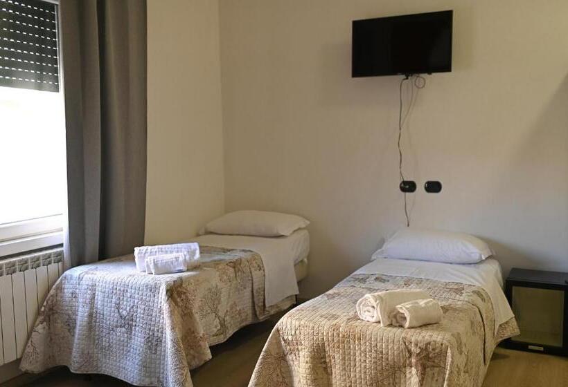 Economy Quadruple Room, La Gloria Rho