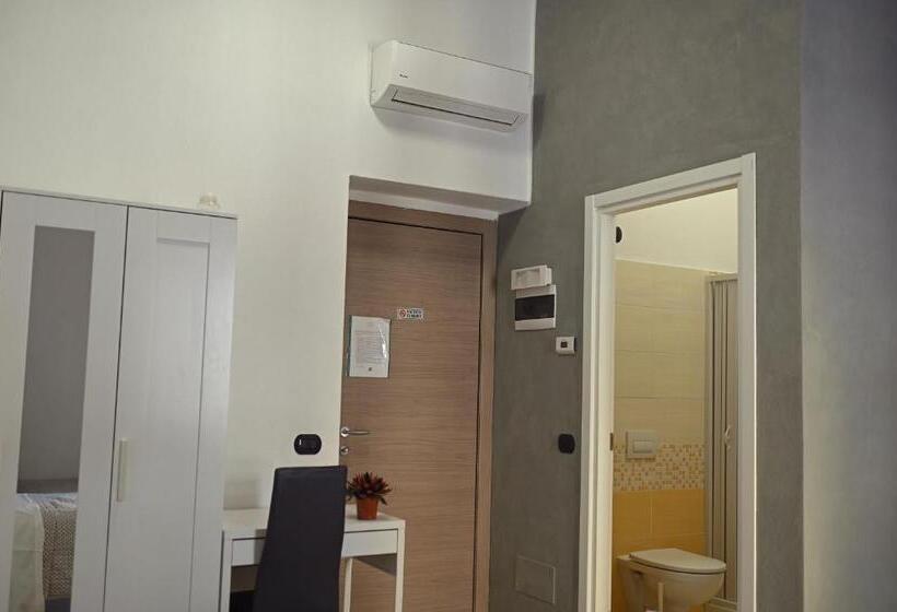 Economy Quadruple Room, La Gloria Rho