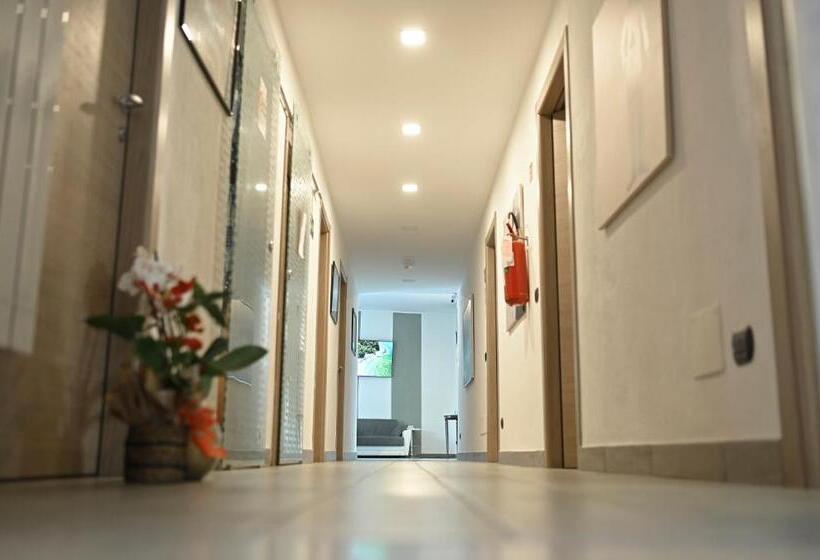 Economy Quadruple Room, La Gloria Rho