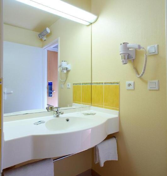اتاق استاندارد سه نفره, Ace Hotel Riom