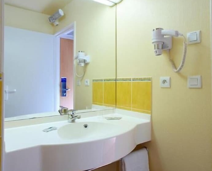 اتاق استاندارد چهار تخته, Ace Hotel Riom