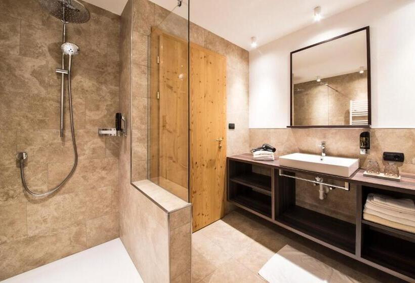 Suite Junior, Emma Historic