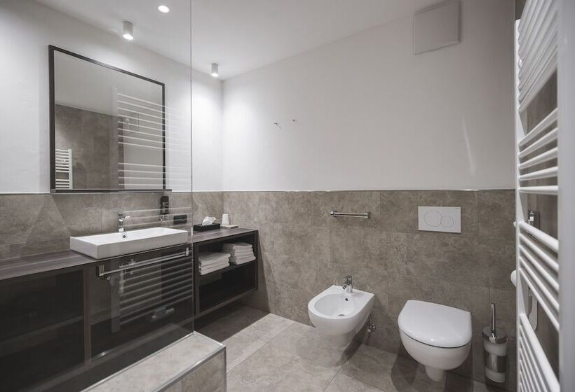 Suite Junior, Emma Historic