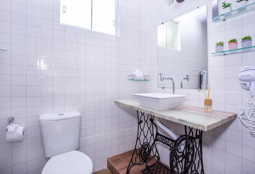 اتاق لوکس با وان آب گرم, Pousada Recanto Da Villa