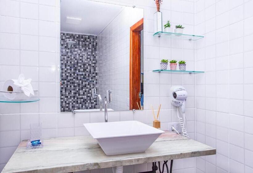 اتاق لوکس با وان آب گرم, Pousada Recanto Da Villa