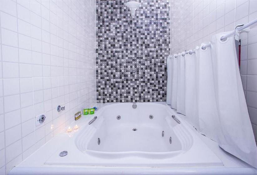اتاق لوکس با وان آب گرم, Pousada Recanto Da Villa