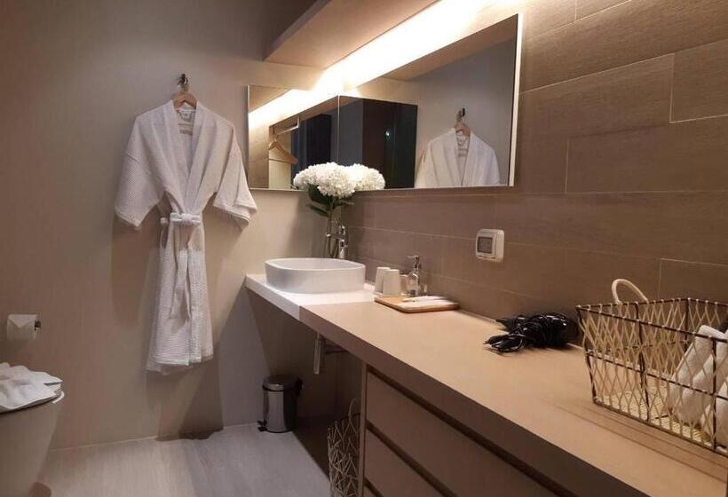 Deluxe Suite Sea View, Veranda Residence Pattaya By Sea