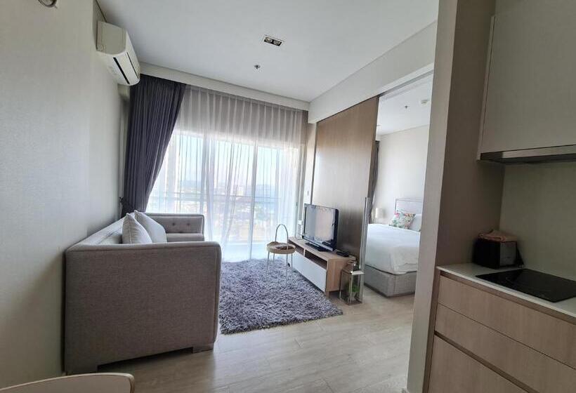 Deluxe Suite Sea View, Veranda Residence Pattaya By Sea