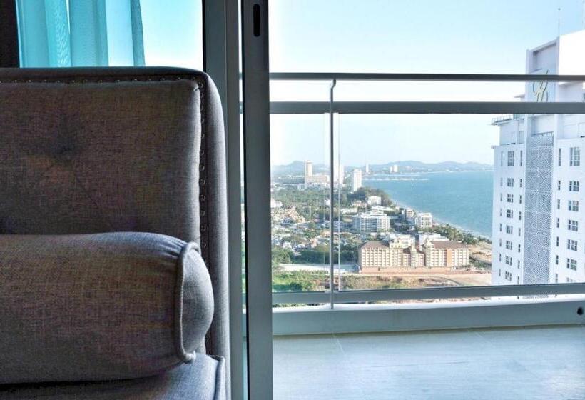 Deluxe Suite Sea View, Veranda Residence Pattaya By Sea