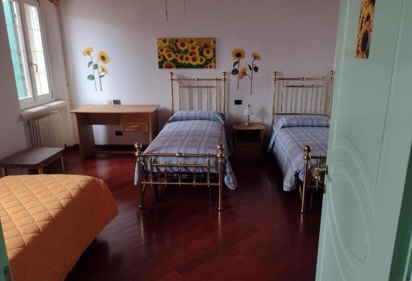 اتاق استاندارد سه تخته با سرویس بهداشتی مشترک, Villa Mari