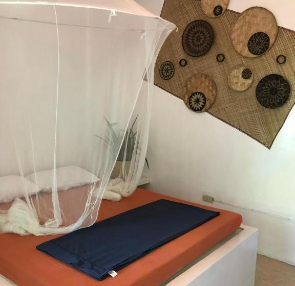اتاق لوکس با تخت بزرگ, Puerto Galera Hostel