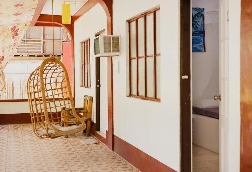 اتاق لوکس با تخت بزرگ, Puerto Galera Hostel