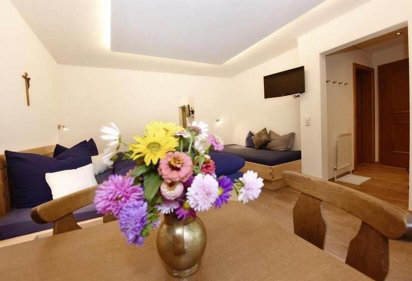 Standard Triple Room with Terrace, Haus Saler