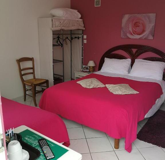 اتاق استاندارد سه نفره, Auberge Du Vieux Tour