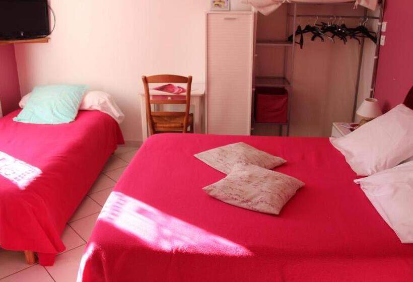 اتاق استاندارد سه نفره, Auberge Du Vieux Tour