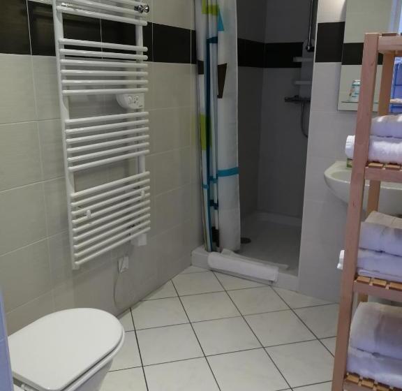 اتاق استاندارد سه نفره, Auberge Du Vieux Tour