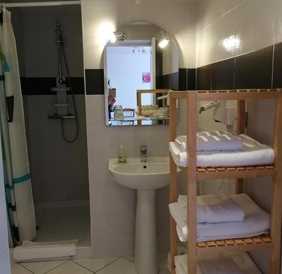 اتاق استاندارد سه نفره, Auberge Du Vieux Tour