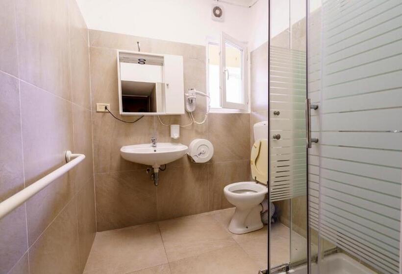 Standard Single Room Shared Bathroom, America