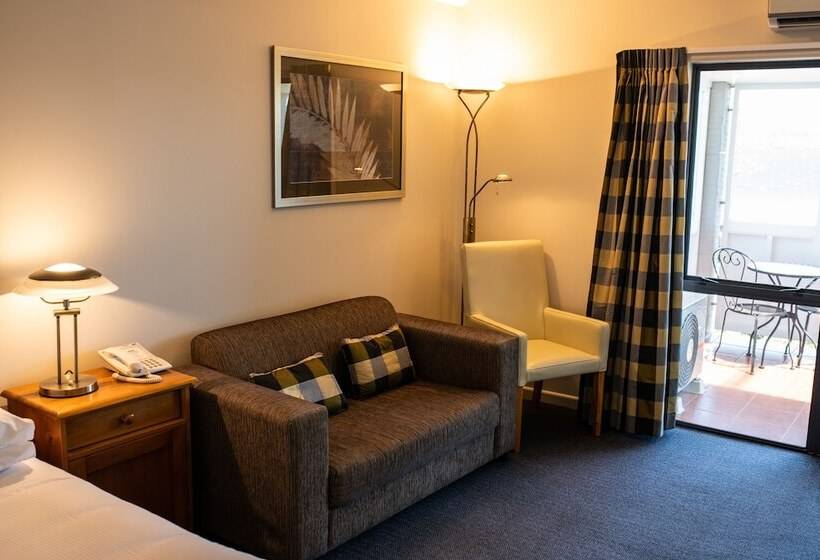 استودیوی لوکس, Baycrest Thermal Lodge