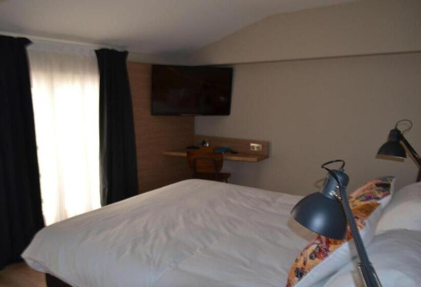Classic Room Queen Bed, Hôtel Du Nord, Sure Hotel Collection By Best Western