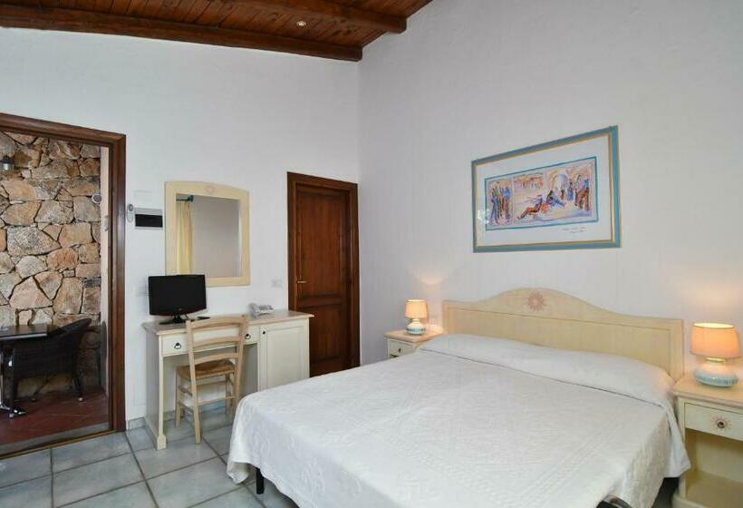 اتاق استاندارد چهارنفره با چشم‌انداز باغ, Li Suari Club Village