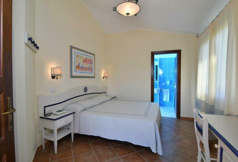 اتاق استاندارد چهارنفره با چشم‌انداز باغ, Li Suari Club Village