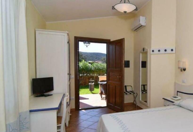اتاق استاندارد چهارنفره با چشم‌انداز باغ, Li Suari Club Village