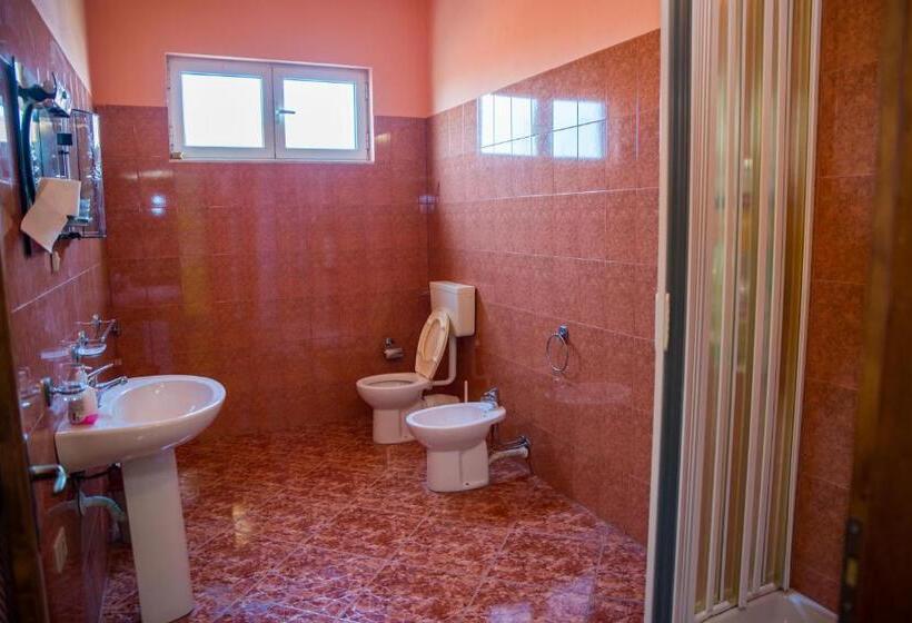 اتاق استاندارد با چشم‌انداز کوهستان, Our Way Guest House & Hostel