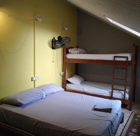 اتاق اکونومی, Our Way Guest House & Hostel