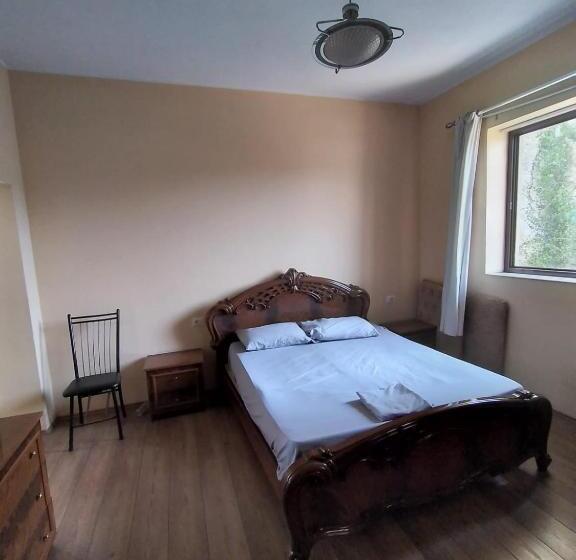 اتاق لوکس با تخت بزرگ, Our Way Guest House & Hostel