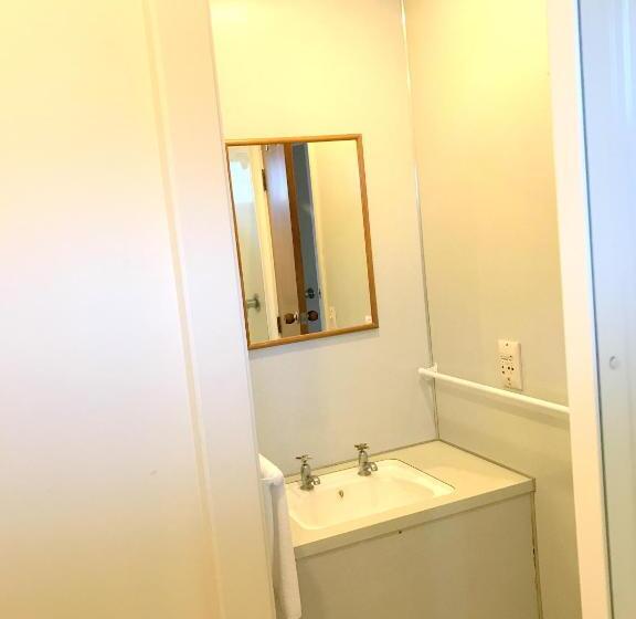 استودیوی استاندارد, Greenview Motel