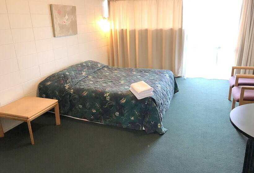 Economy Studio, Greenview Motel