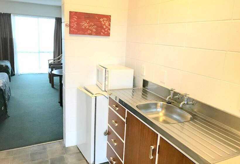 Economy Studio, Greenview Motel